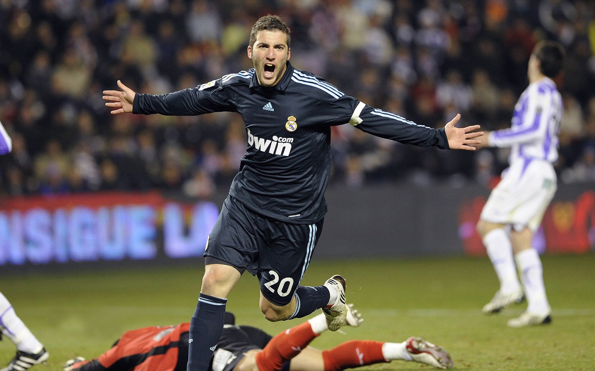 湖人爆冷！艾顿29+10斯玛特生气，东契奇三主力缺阵，湖人替补立功