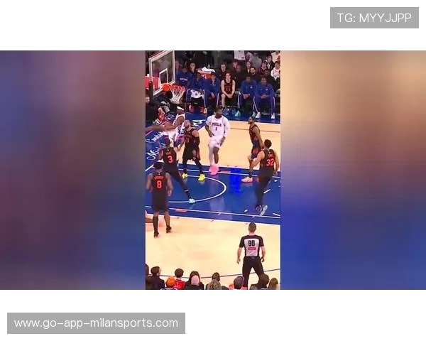 NBA巨星突破后风车暴扣，点燃全场狂潮！