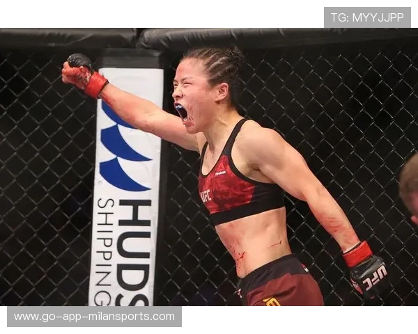 UFC女拳手赛后猛击，拳套飞出屏幕的瞬间燃爆全场！