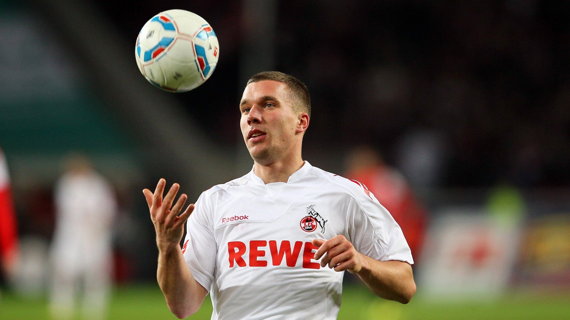 ac米兰足球队-《FIFA》体育年终盛典，虚拟竞技重现经典！，fifa sports